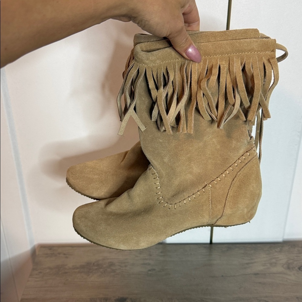 Spring - 38/7.5- Fringed Tan Suede Ankle Moccasin Boots - Lace Up tie back - Picture 4 of 7
